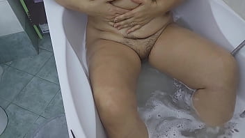 Jasmin si masturba in bagno.