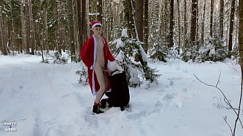 Twinks Matty and Aiden naked outdoor blowjob in the winter for Christmas