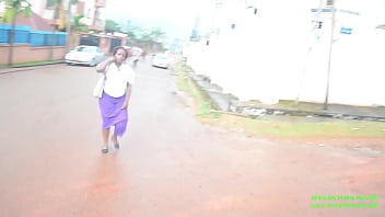 Trío matutino de sexo en Yaoundé Camerún, la chica guapa y los dos chicos pillados en una orgía follando durante las celebraciones de fin de año, para ver en directo en Xvideos red. Tíos negros con polla grande