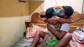 Sexo caliente de pareja india con mamada de besos y follada de coño al estilo desi - Hindi completo