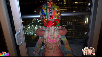 Big Booty White Girl suce un clown de la BBC sur un patio de grande hauteur pendant la soirée NYE