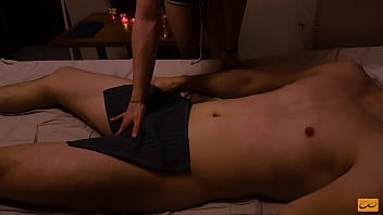 Geile Masseuse verliebt sich in meinen Schwanz und hört nicht auf, ihn zu lutschen - thailändische erotische Nuru-Massage - Unlimited Orgasm