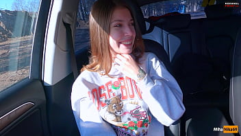 La vera ragazza autostoppista russa ha accettato di fare un pompino in gola profonda a uno sconosciuto per soldi e sperma ingoiato - MihaNika69 e Michael Frost