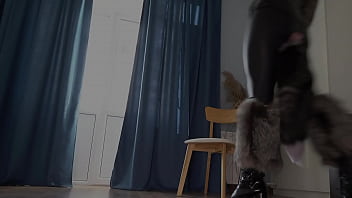 La gattina sexy gioca con la sua schiava del sesso. Femdom in pelliccia. Cazzo peloso. La padrona in pelliccia è stata scopata (Trailer)
