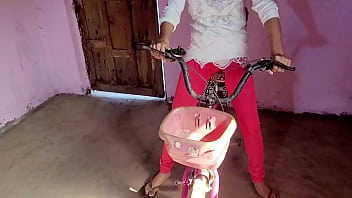 Menina da aldeia pega por amigos enquanto andava de bicicleta
