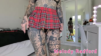 Примерка короткой черно-красной юбки в нижнем белье крупным планом Мелоди Рэдфорд