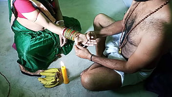 Лицемерный тантрический баба трахает своего преданного после поклонения! Грязные разговоры на хинди