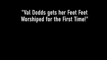 L'atletica Val Dodds si toglie le scarpe da ginnastica puzzolenti e si fa succhiare le dita dei piedi!