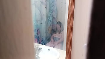 Stiefmutter im Badezimmer beim Masterbieren erwischt