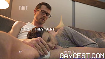 Gaycest - DILF-Arzt züchtet vor Papa einen Bottom-Twink