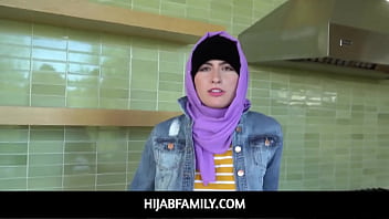 HijabFamily - A gracinha do Oriente Médio Angeline Red está pronta para ir até o fim com o namorado e pular no pau dele