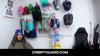 CreepyGuard-Tiny jeune femme surprise par la sécurité et baisée