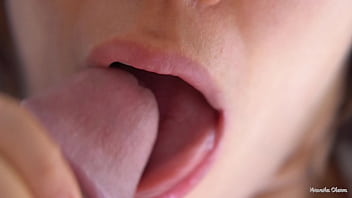 Ses grosses lèvres douces et sa langue lui causent une éjaculation, un super gros plan de sperme dans la bouche