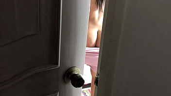 Wenn Sie meine braunhaarige Stiefschwester durch die Tür ausspionieren, können Sie ihre enge Muschi sehen (KLEIDUNG, BRÜNETTE, GROSSER ARSCH, TANGA).