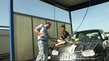 Une brune chaude se fait sodomiser au lavage de voiture