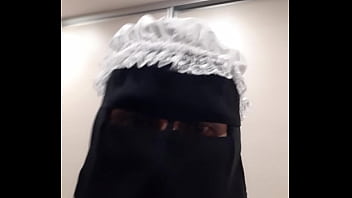Criada victoriana con tacones Niqab
