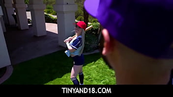 Tinyand18 - 野球コーチのヘイリー・スペードに犯された小柄な金髪の若い女性