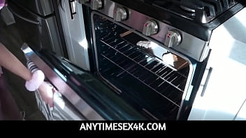AnyTimeSex4K - El padrastro se folla a su hijastra caliente mientras ella prepara galletas