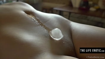 Schönes Girl fickt sich beim Pornogucken mit einem Dildo