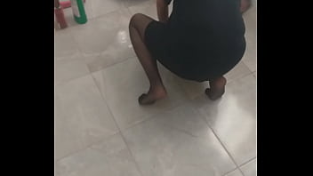 ターバンを巻いた継母がセクシーな靴下で床を拭く