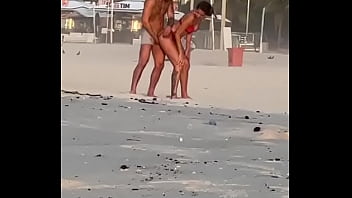 Ест женщина на пляже