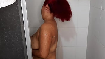 Vedo la mia matrigna sotto la doccia e lei se ne rende conto