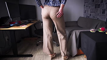 secretaria caliente burlándose de la línea panty visible en pantalones de trabajo ajustados
