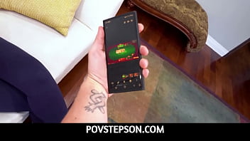 PovStepSon - Die freche MILF-Stiefmutter Sheena Ryder macht ein Blowjob-Video, um etwas Geld zu bekommen