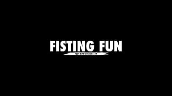 Фистинг в первый раз, Stacy Bloom и Moona Snake, анальный фистинг, зияние, почти в жопу, настоящий оргазм FF002