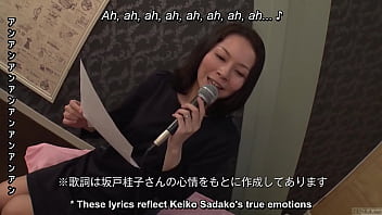 熟女日本人妻がエッチなカラオケを歌ってセックス