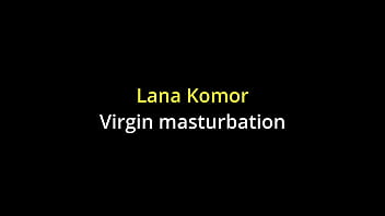 La figa bagnata vergine Lana Komor si masturba