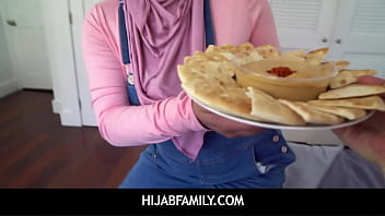 HijabFamily - Une fille potelée en hijab offre sa virginité sur un plateau - POV