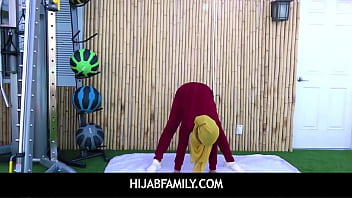 HijabFamily - Fitness Trainer scopa un cliente arabo esotico