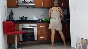 Eu me masturbo na cozinha na frente da minha madrasta. chupa meu pau