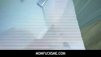 MomFucksMe - Сексуальная фигуристая мачеха занимается сексом в душе с пасынком | Ди Уильямс