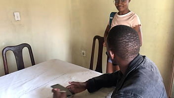 Studente ebano approfitta del suo insegnante durante una lezione