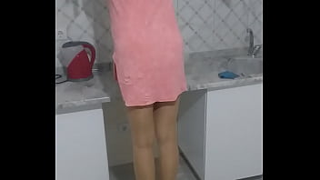 Il suo mini abito rosa e le calze mi stanno facendo impazzire