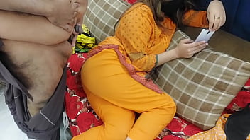 Pakistanische Stiefschwester beim Chatten mit Freund erwischt und dann von ihrem eigenen Stiefbruder gefickt