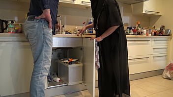 Британский сантехник трахает милфу-мусульманку на кухне