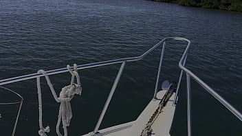モニカ・フォックスがヨットの上で大きなディルドでセックスする