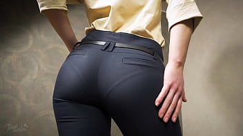 Азиатка с идеальной задницей в узких рабочих брюках соблазняет видимую линию трусиков