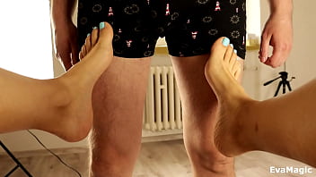 アマチュアの足コキが足の裏をファックしてセクシーな足で絶頂