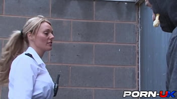 Die schmutzige britische Polizistin Stacey Saran macht ihm ein Angebot, das er nicht ablehnen kann