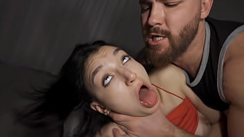 Une grosse bite lui donne de multiples orgasmes lors d'une séance de martèlement agressif - MADISON QUINN