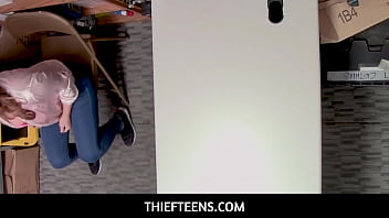 ThiefTeens - Funcionário da loja fode ladrão peituda