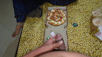 Chica del pueblo alimentada con pizza y follada por la boca y el coño en clara voz hindi