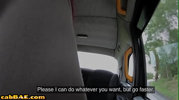 Rothaariges geiles Babe reitet Taxifahrer in seinem Auto im Freien