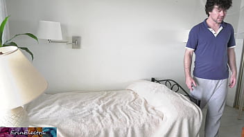 Macecha sdílí postel v jednom hotelovém pokoji s nevlastním synem