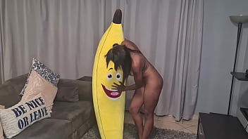 Vagabunda desi tatuada transa com uma grande banana, close-ups