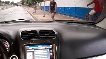 コロンビアのバジェドゥパルの路上で野外で行われる公共露出行為。 DeisyYeraldine が公道で車の中で大きなお尻を見せてチンポをしゃぶる Ubersex (Sex Ride) で PutiVuelta を与える